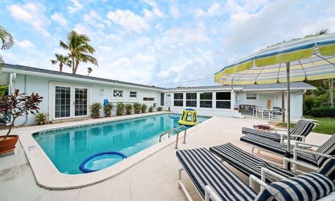 Cocoa Beach House | 4Bed/3Bath Heated Pool w/Tiki Bar, Steps to Beach!