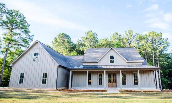 Oxford House | 4bed,4.5 bath+Bonus room. Sleeps 10. Custom Home in Oxford. 12 min. from Square.