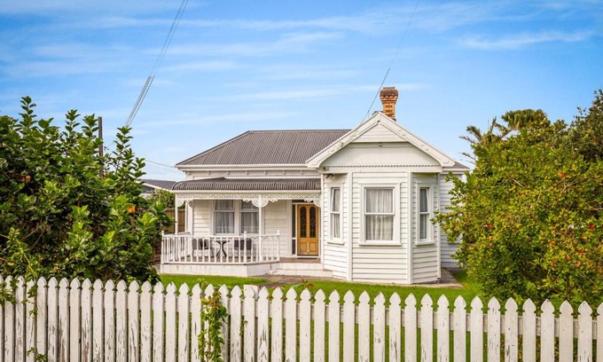 Chatswood House | 4Bed Spacious Villa in Chatswood