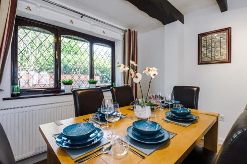 Golborne House | 4Bedroom - 4bed - 3bath - private parking and outdoor space