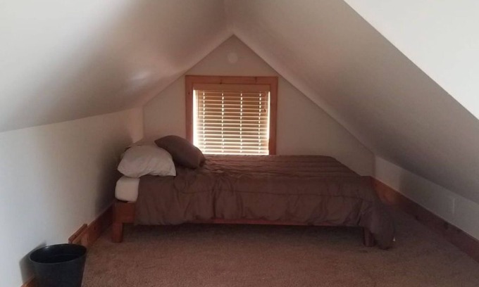 Woodridge House | 4BR/2 Full Bath - Sleeps 10! Large Yard! 2 Cars!