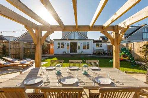 East Wittering House | 4BR Beach House sleeps 10 - 5 mins walk to the Sea