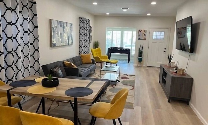 East Hollywood House | 4br Duplex with a Zen Ambiance