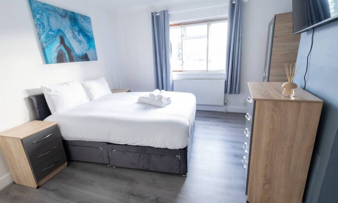 Watford Apartment | 4BR Free Park Work/corporate