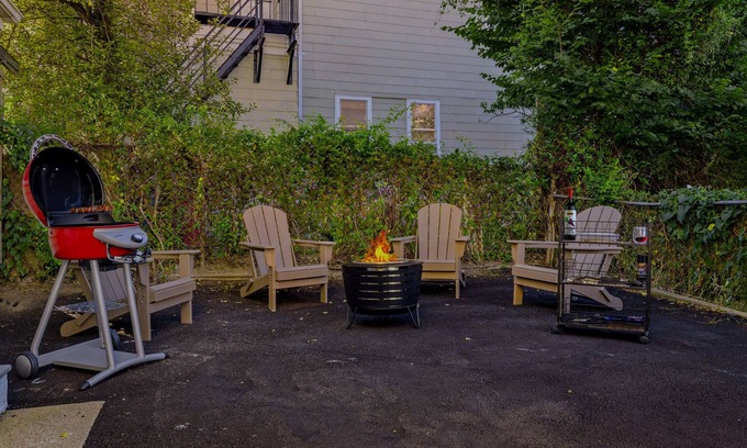 East Somerville House | 4BR Lux House near Harvard/MIT + Free Parking + BBQ + Fire Pit
