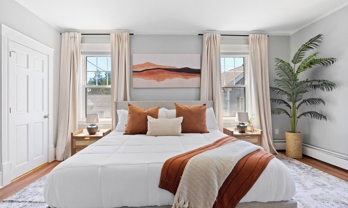 Salem House | 4BR Retreat King Bed Walk or Ride to Downtown Salem Free Parking & Laundry