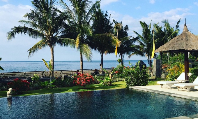 Umeanyar Villa | 4BR Tropical Villa right on the Beach