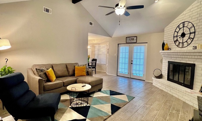 Universal City House | 4BR Universal City Relocation Housing W/D WiFi