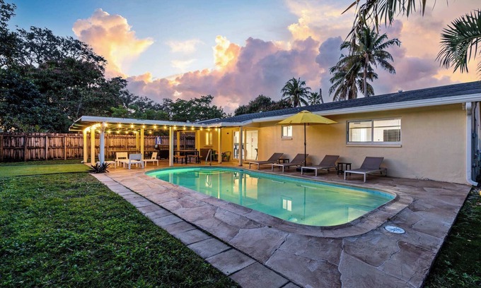 Palm Aire Village West House | 4BR w/Private Pool + Game Room | Prime Location