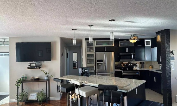 Thompson House | 4BR w/Wine Fridge, Bar, Patio, Parking, Laundry