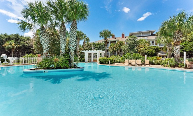 Baytowne Wharf Condo | 4th Nt FREE! Stay 11/29 -12/28! 1BR Baytowne, Trop Pool, Hot Tub, Tram, Patio