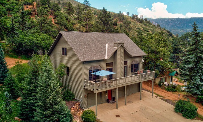 Woodland Park House | 5 bd 4 bth, AC, fireplace, hikes, waterfalls, salt water hot tub, walk to town!