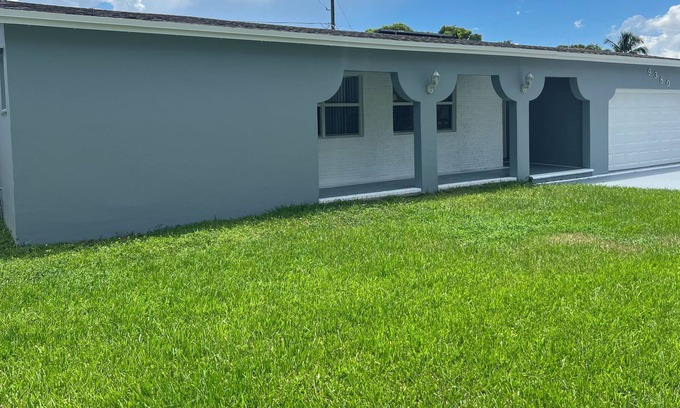 Cooper City House | 5 bed 2 bath House near Fort Lauderdale minutes from Casino and Sawgrass Mills.
