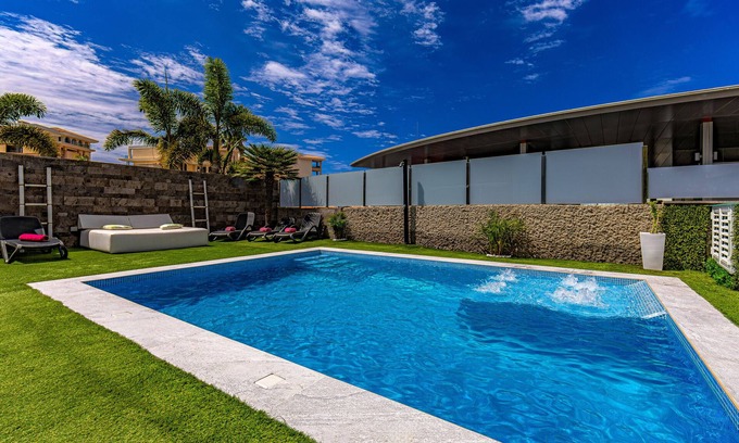 Costa Adeje Villa | 5 bed, 4 bath villa with heated pool @ 28º for free, A.C 5 min walk from beach