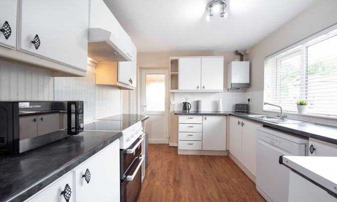 Colchester House | 5 Bed Detached House, Parking and fast wifi. Pet Friendly