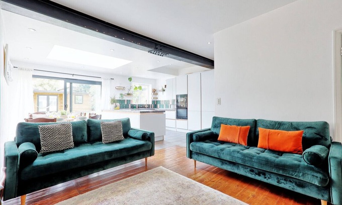 Southend-on-Sea Apartment | 5 Bed, Garden, Parking +sofa Bed