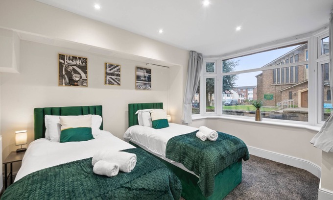 Cowley House | 5 Bed House - Sleeps 11 - Parking - Garden - Wifi