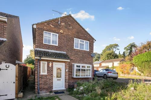 Hemel Hempstead Apartment | 5-Bed House with Garden Near Warner Bros Studios