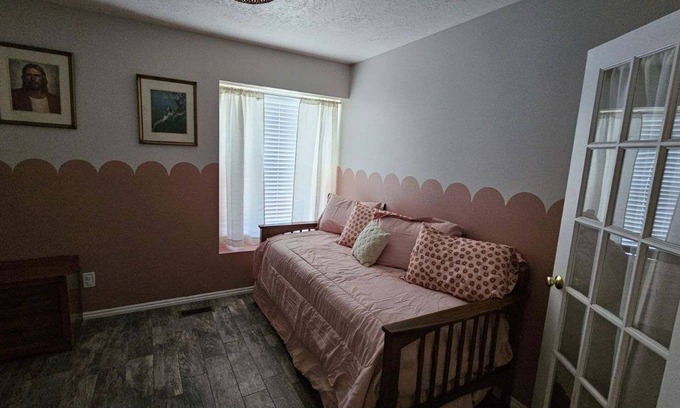 Cedar City House | 5-bedroom 3 bath house 1/2 acre in Cedar City with WiFi, sleeps 14 pet friendly