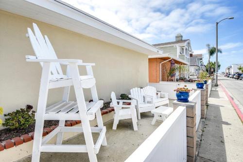 West Newport House | 5 Bedroom 4 Bath Duplex with Parking on 46th St!