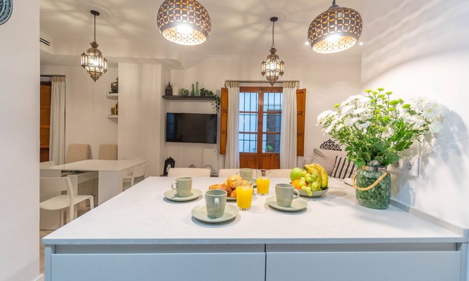 Santa Cruz House | 5-Bedroom Gem House in the Heart of Seville. 5 min from the cathedral