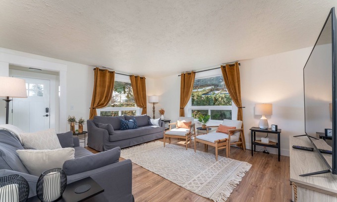 Chelan House | 5 Bedroom Home Downtown, Close to shops!