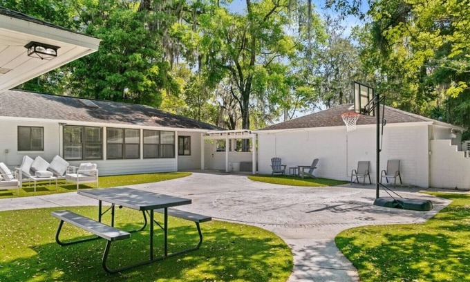 Gainesville House | 5 Bedroom House Walking Distance to UF/Swamp