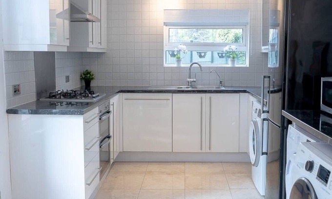Wood Green House | 5 Bedroom House with Parking and Garden - Wood Green N22