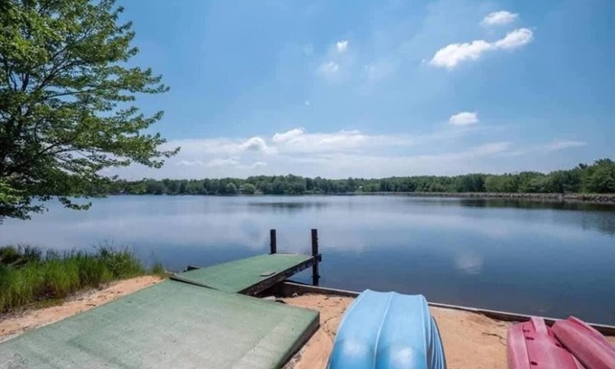 Tobyhanna House | 5-Bedroom Lakefront, private beach wifi AC boat & kayaks near ski, casino