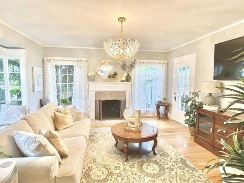 Albany House | 5 Bedroom Pet Friendly Historic Monteith Escape PNW & AC