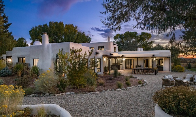 Taos House | 5 Bedroom Taos Luxury Hacienda - Close to Taos Ski Valley - Book now!