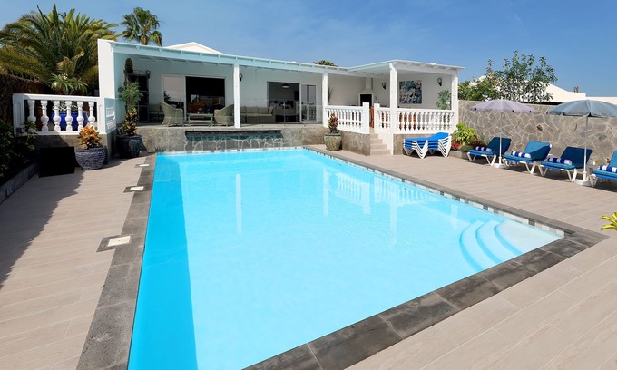 Los Mojones Villa | 5 Bedrooms, 4 bathrooms, sleeps 12 persons, heated Pool, Free Wifi & A/C