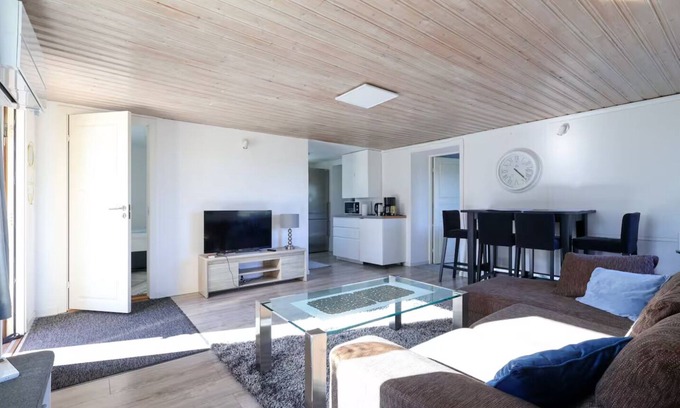 Molnlycke Apartment | 5 Beds - Premium Home - Free Parking - Wifi