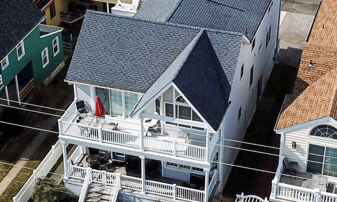 North End House | 5⭐️ “BEST TIME OF the YEAR AVAILABLE!” OCT 26-NOV 24! 1 BLOCK TO BEACH! GOLDCST