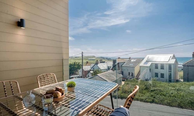 Bude Apartment | 5 Bol-Y-Maer - a two bedroom apartment with communal swimming pool