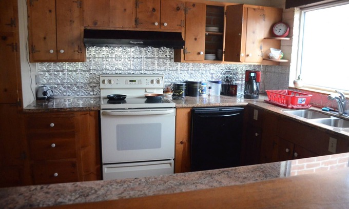 Tanque Verde House | 5 BR, 3 BA 2800 Sf Home Huge Deck/Shared Pool 5.7 Acres, Courtyards