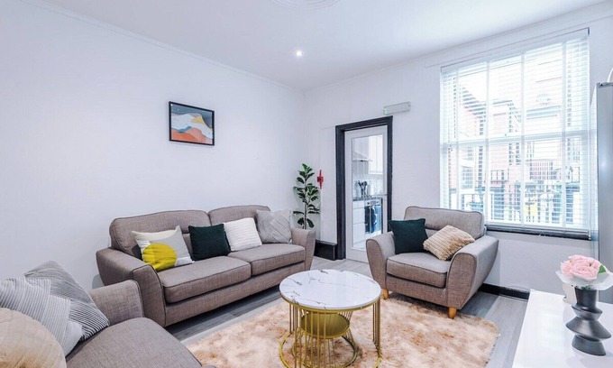 Leeds House | 5 br house sleeps 12 near Leeds City Centre with free parking