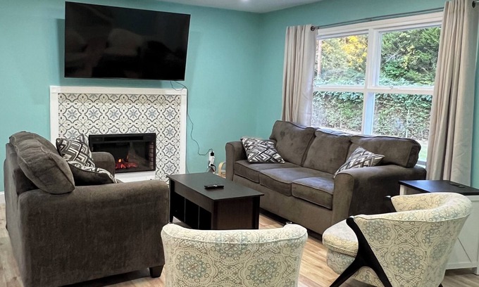 Aquia Harbour House | 5 BR King Beds Game Room Yard Family Home Explore DC Quantico Stafford