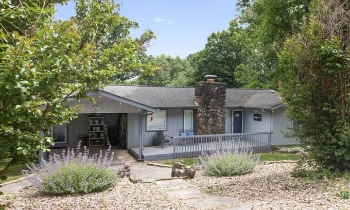Shell Knob House | 5+ BR lakefront home w/swim dock. High Speed WiFi.