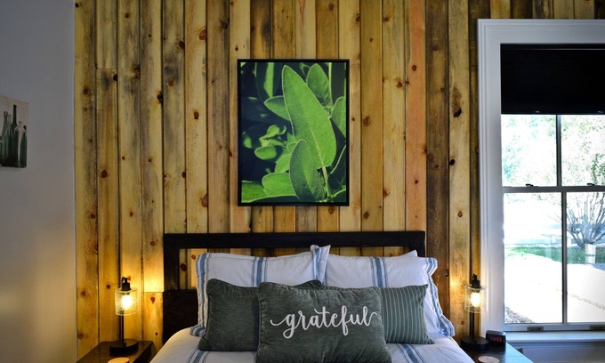 Snowflake Hotel | #5 Charming Room in Historic House, Sage Suite