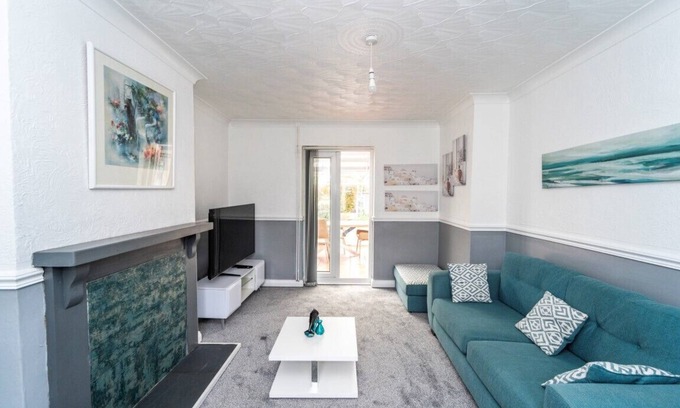 Leicester House | 5 Guests - Pet Friendly - 3 Bedroom House