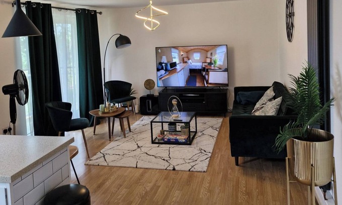 Dartford Apartment | 5 Guests - Pet Friendly - Balcony & Free Parking