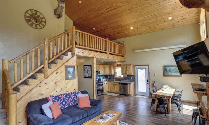 Keystone House | 5 Miles from Mt- Rushmore, with private hot tub!