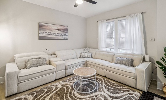 Metropolitan Apartment | 5 Min Drive to Downtown! Modern 3BR in Savannah!