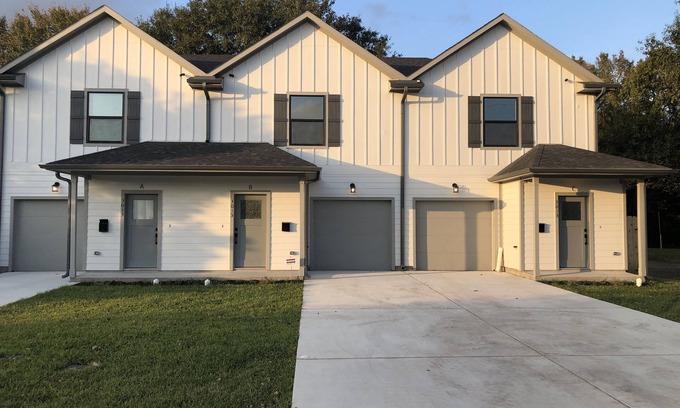 Southeast Houston House | 5 min to The Medical Center. Family sized with private backyard