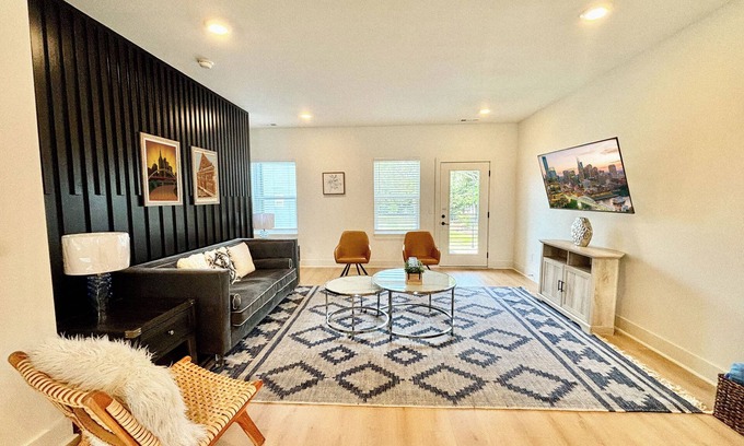 Donelson House | 5 mins to Broadway! Our 3-bed retreat has a private ping-pong room, speedy Wi-Fi and free parking. Sleep: Comfy beds with hotel linens. Play: Ping-pong, board games, fenced backyard. Cook: Stocked kitchen, coffee bar, blender. Family gear