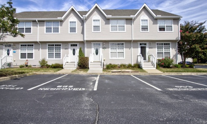 Frankford House | 5 Mins to the Beach, Pool,Tennis/Pickleball, Free Activities Inc. 18 Holes