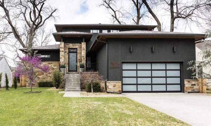 Tulsa House | 5 minute Walk from the Gathering Place and the Discovery Lab!