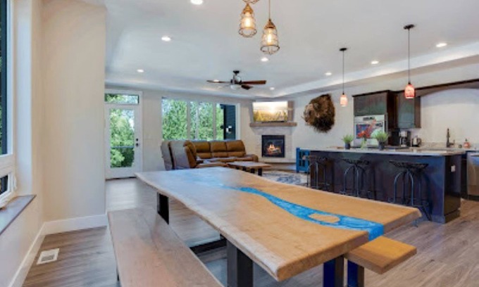 South Addition Condo | 5 minute walk to downtown. Upscale alaskan decor.