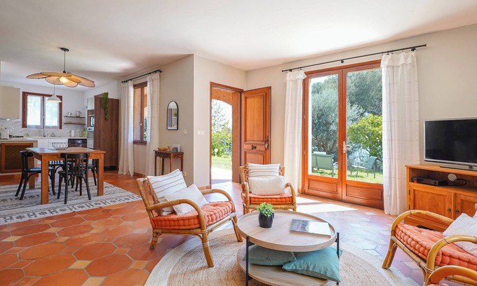 Beausoleil Apartment | 5 minutes from Monaco, large garden level in neo-Provencal villa, sea view